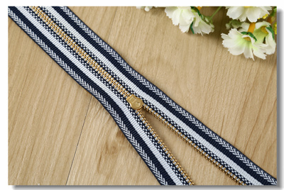 廠家直銷(xiāo) 條紋圖案編織款金屬拉鏈 拉鏈條 服裝輔料_ 義烏市紫紅拉鏈_ 義烏國(guó)際商貿(mào)城四區(qū)_義烏購(gòu)